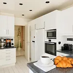 Arc De Triomphe - Foch Palace